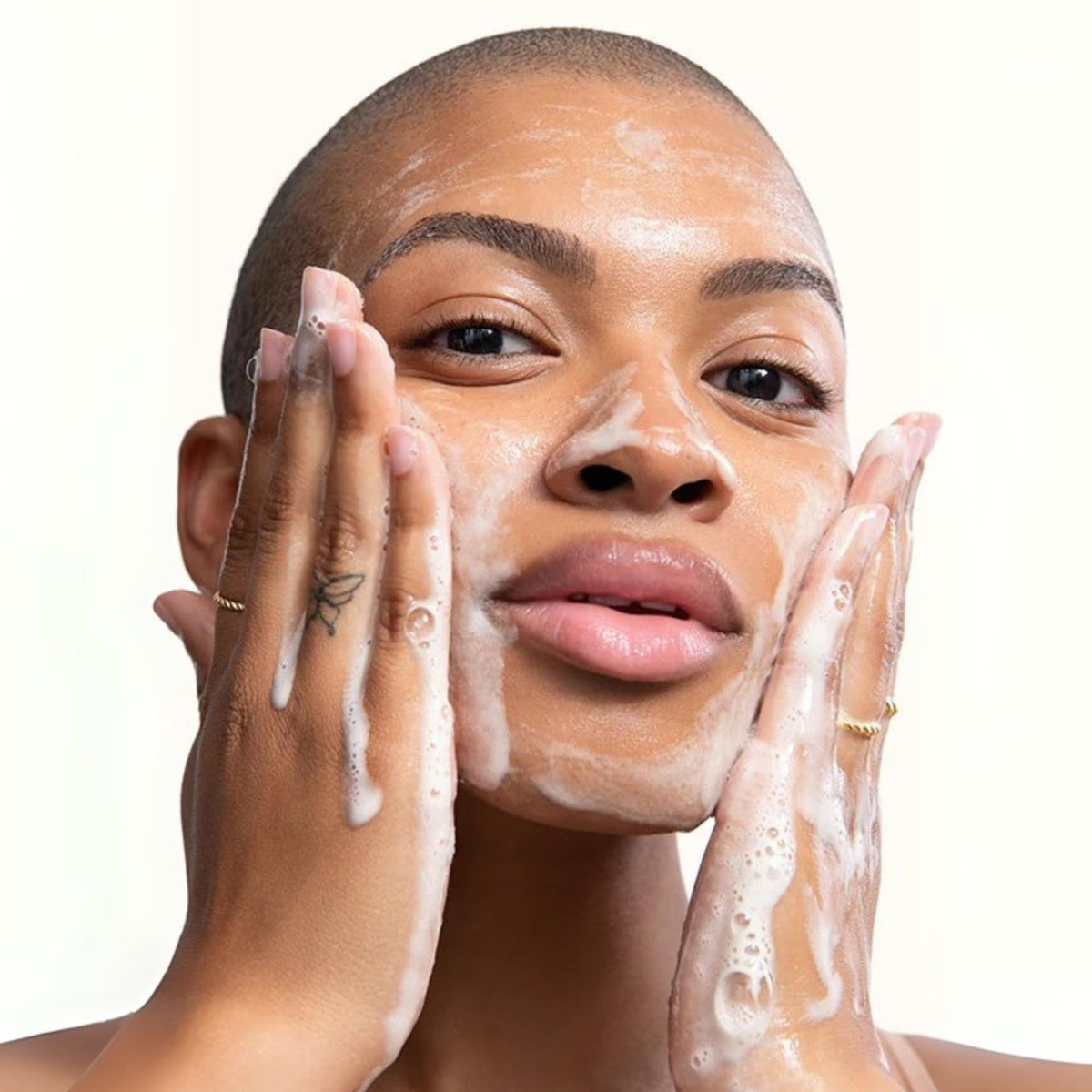 SHANI DARDEN in-hand usage demo illustrating quick cleansing and makeup removal
