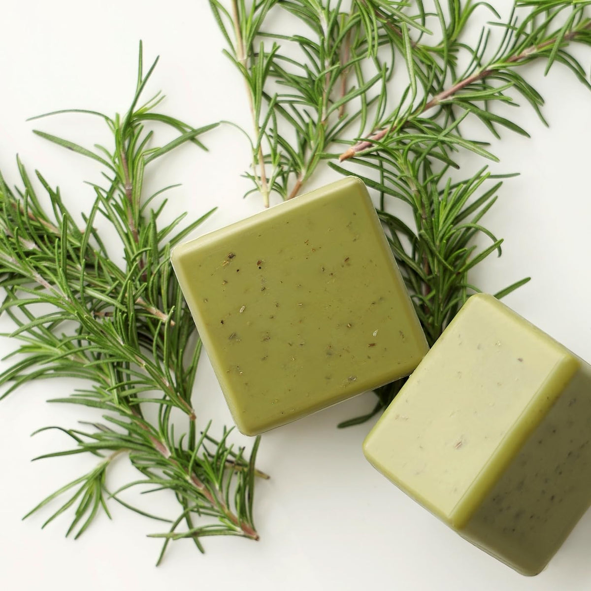 SIMPLUT shampoo bar being massaged into scalp to show refreshing, clarifying application