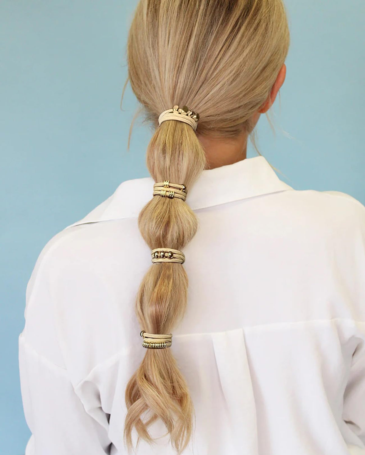 SISYOUP ponytail in use showing secure hold on thick curly hair