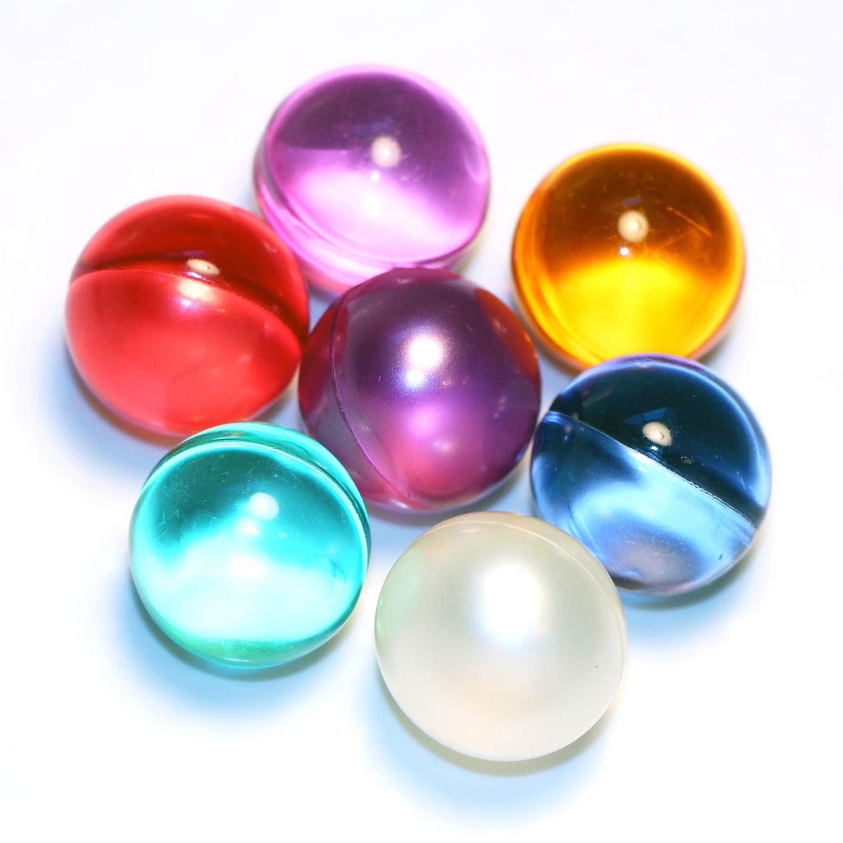SKLEER single bath pearl held between fingers showing dissolvable casing benefit