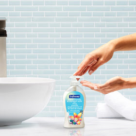 Softsoap pump close-up dispensing lather for quick, controlled use benefit