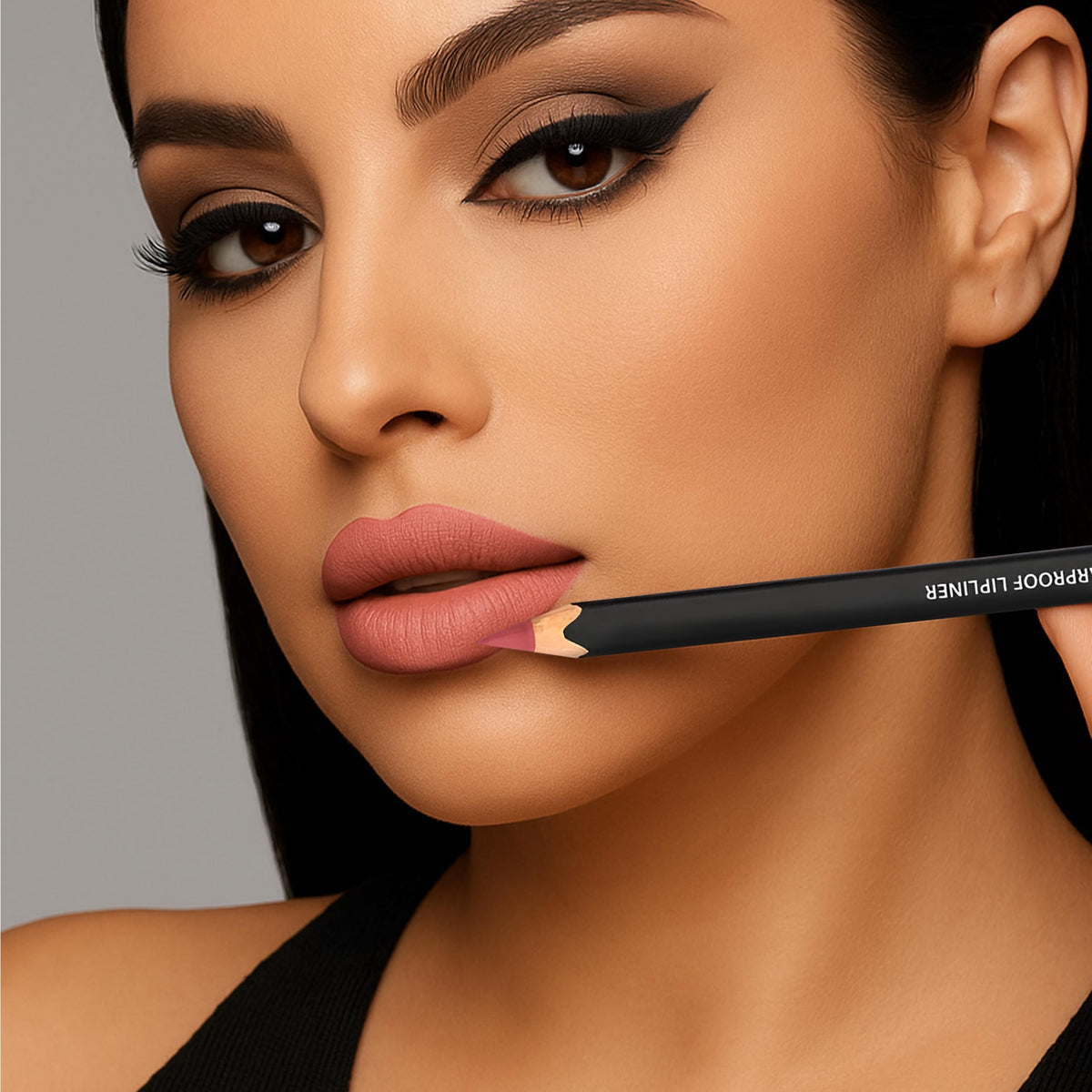 SORMÉ application in hand mirror showing easy use for quick touch ups