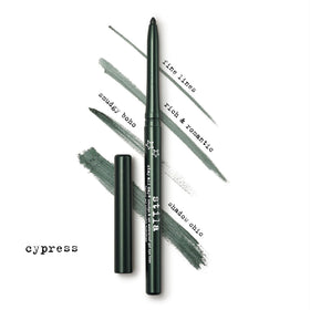 stila application demo on upper lashline for precise definition and wing