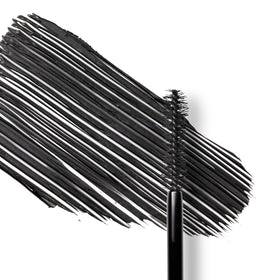 stila wand applying mascara demonstrating lift and separation