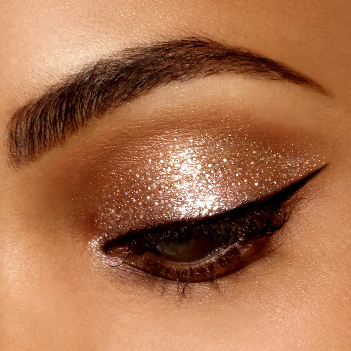 stila on-eye swatch showing reflective shimmer for noticeable definition