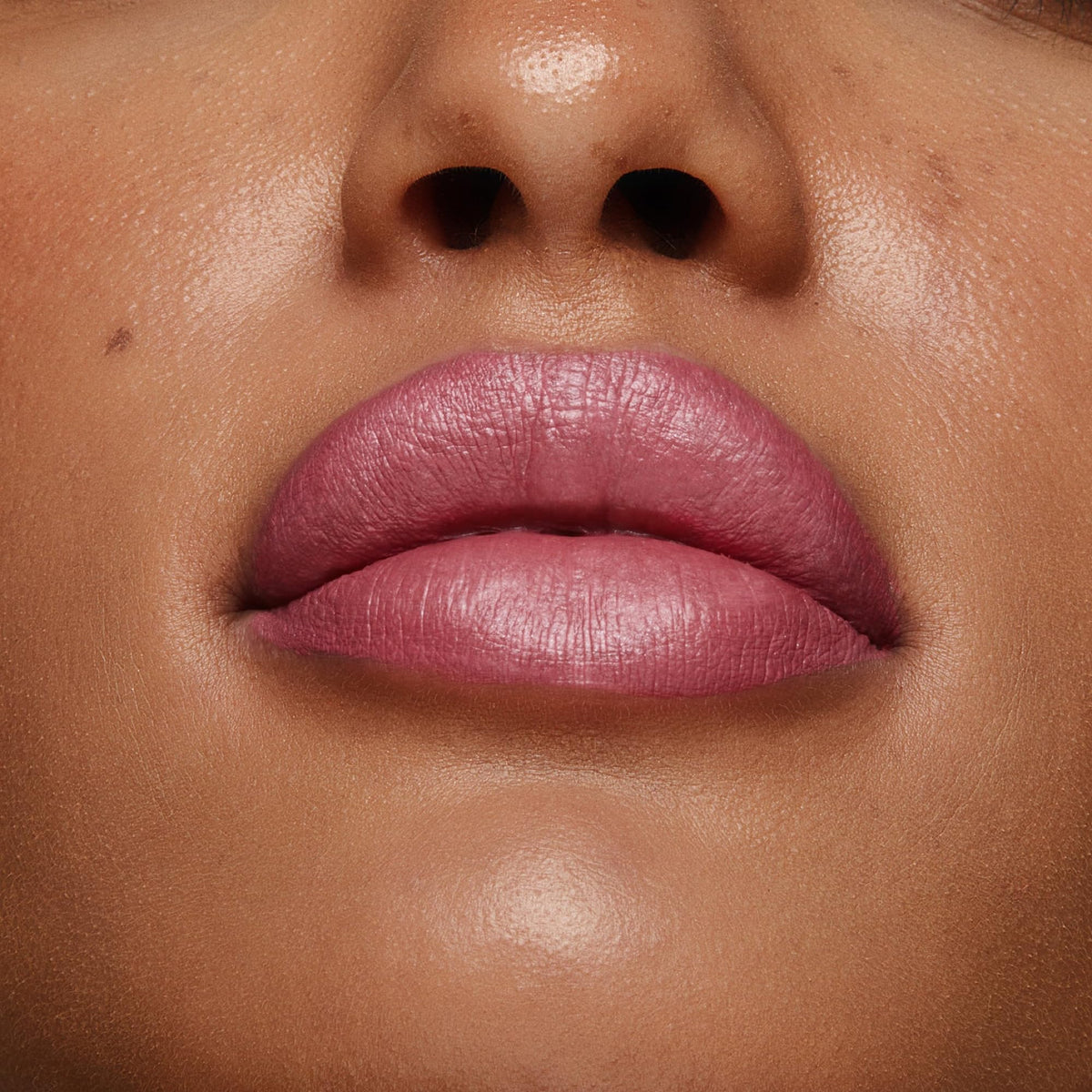 stila on-model lifestyle image showing long-lasting shimmer for events