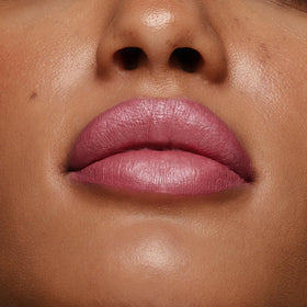 stila on-model lifestyle image showing long-lasting shimmer for events