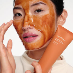 Sulwhasoo applying mask to face illustrating even coverage and gentle adhesion
