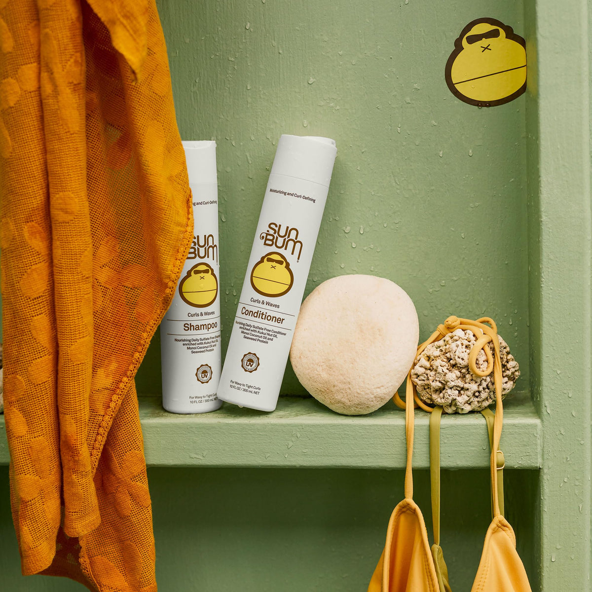 Sun Bum Curls Conditioner applied to wet curly hair demonstrating detangling benefit