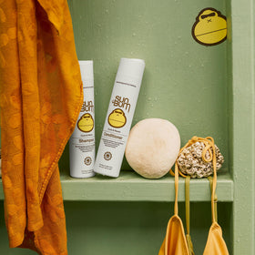 Sun Bum Curls Conditioner applied to wet curly hair demonstrating detangling benefit