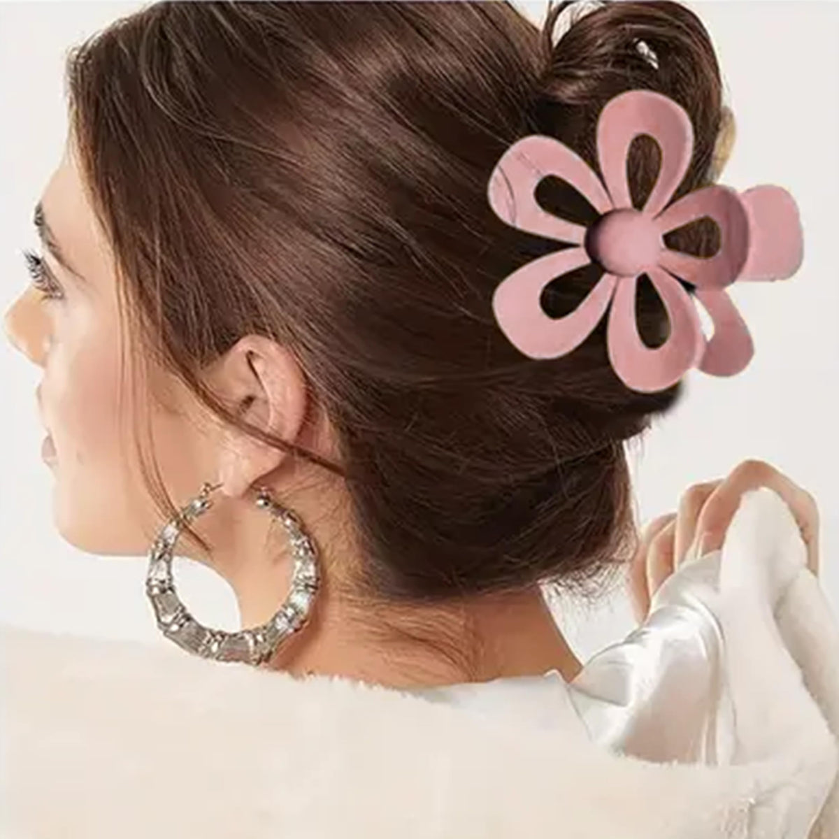 Sunolga clip holding thick curly hair to demonstrate strong, comfortable hold