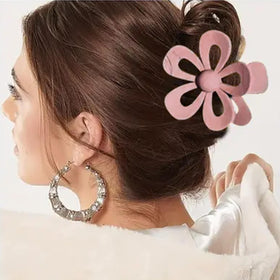 Sunolga clip holding thick curly hair to demonstrate strong, comfortable hold