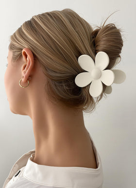Sunolga flower clip detail highlighting decorative shape and secure teeth