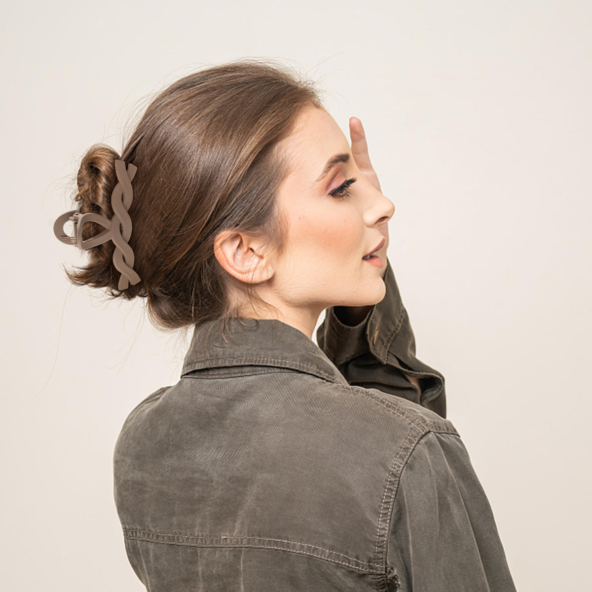 Sunolga clip used during makeup routine showing hands-free convenience