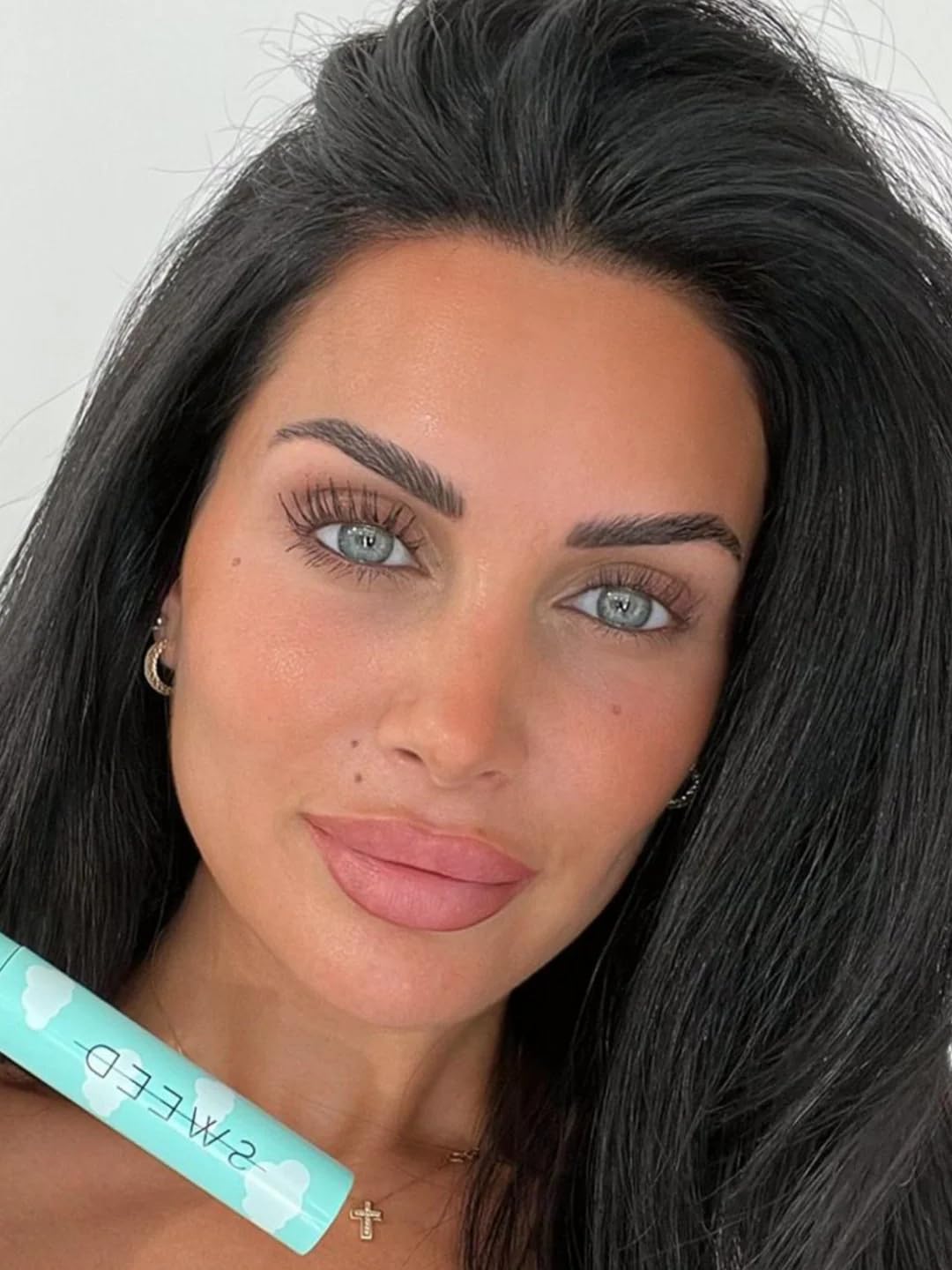 SWEED Cloud Mascara applied on lashes demonstrating dramatic volume and lift