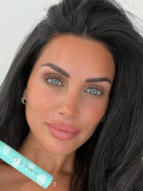 SWEED Cloud Mascara applied on lashes demonstrating dramatic volume and lift