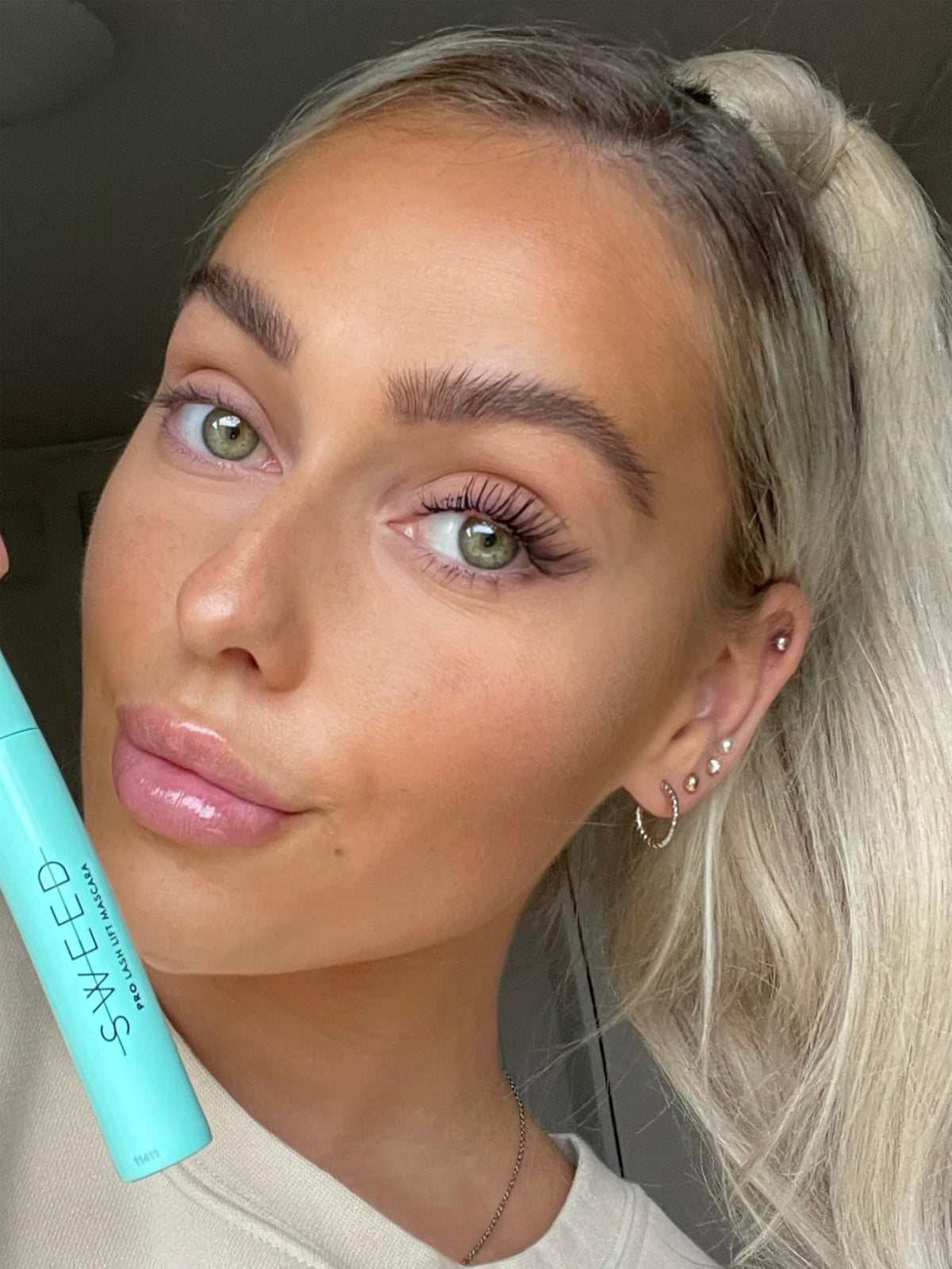 Sweed mascara brush coating lashes to separate and lengthen for fuller lash line