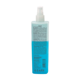 Tec Italy product dispensing close-up illustrating dual-phase texture and easy application benefit