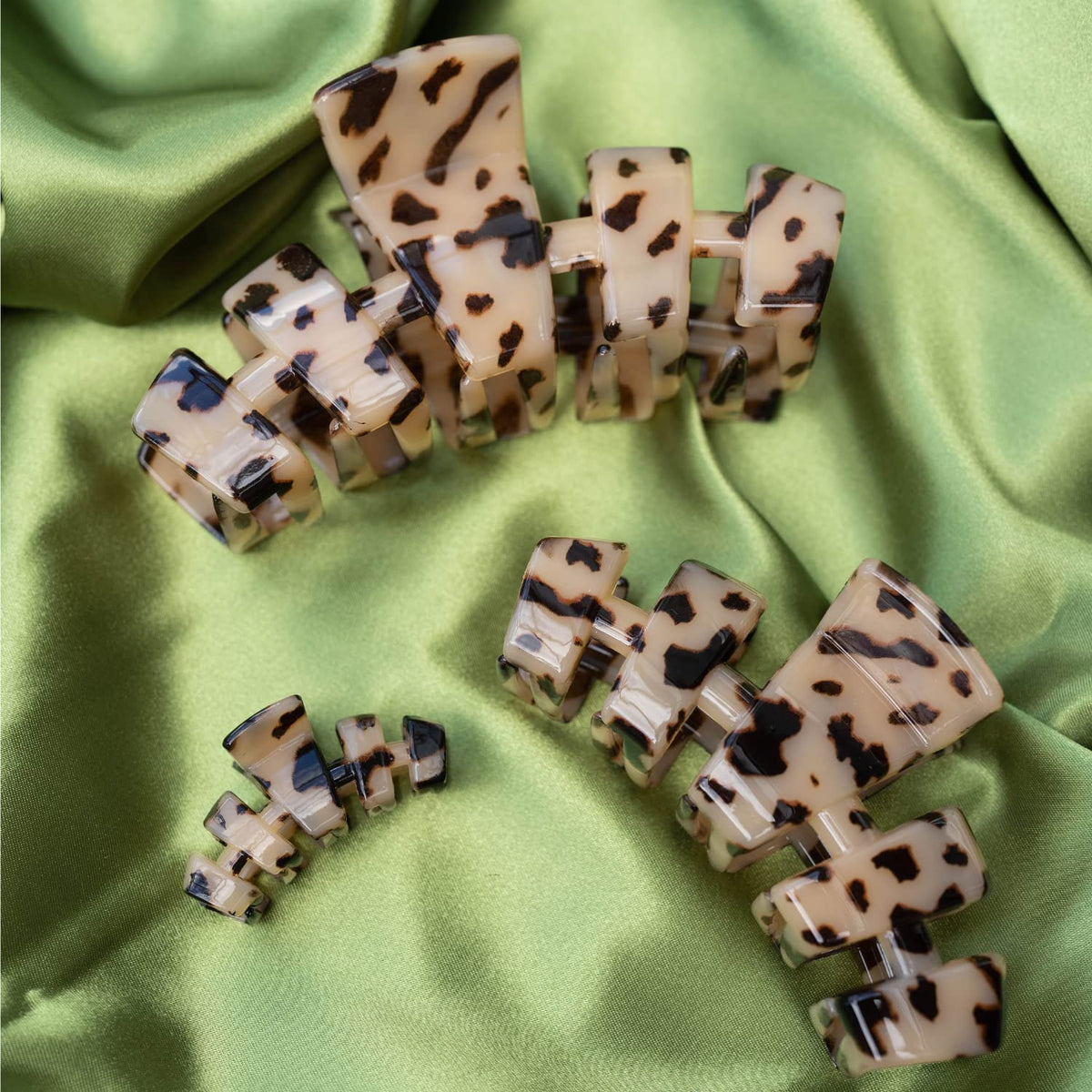 teleties hidden spring detail exposing clean look and steady tension