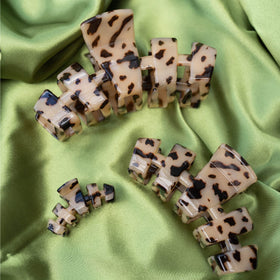 teleties hidden spring detail exposing clean look and steady tension