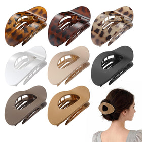 Tengantongda clips inside a small purse illustrating easy transport for touch-ups