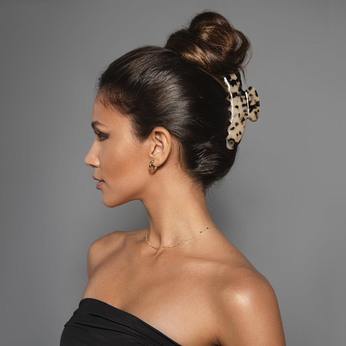 The Hair Edit vogue tortoise close-up of teeth and spring demonstrating secure grip and smooth finish