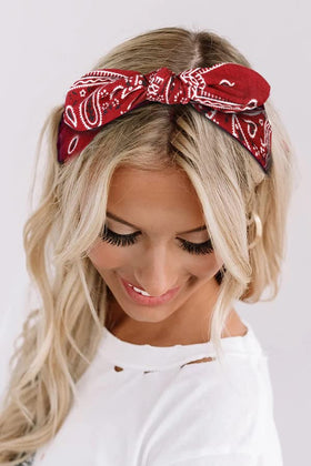 Tobeffect model wearing knotted bow headband demonstrating secure, flattering fit