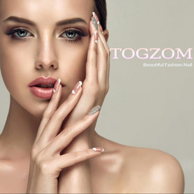 TOGZOM lifestyle shot of worn nails for everyday polished look
