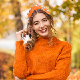 Uintoon headband worn in straight hair demonstrating comfortable fit and polished look