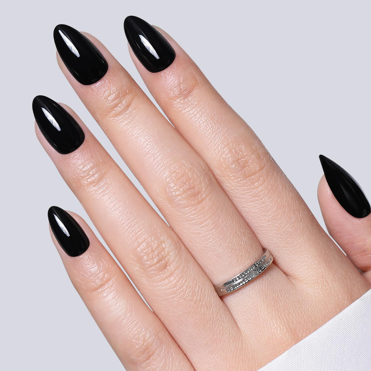 UNA GELLA close-up of almond-shaped nail edge highlighting natural-looking fit