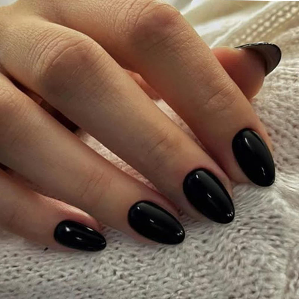 UNA GELLA front packaging showing 32-piece kit and black finish for easy at-home mani