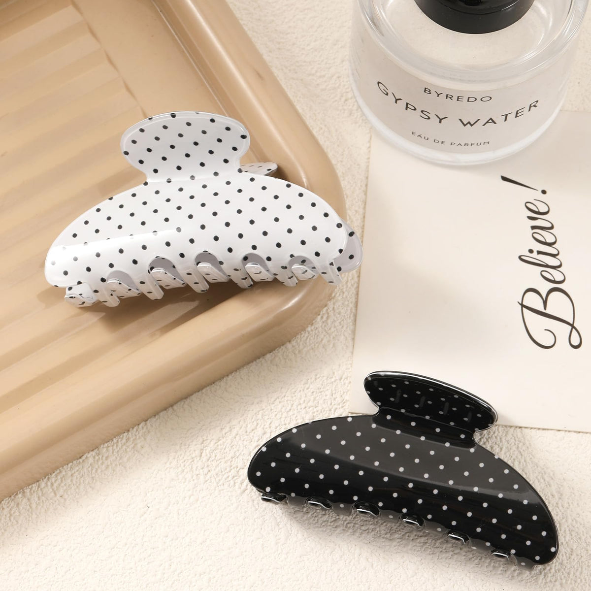 Unbednigt two clips in gift box styled as a ready-to-give accessory set
