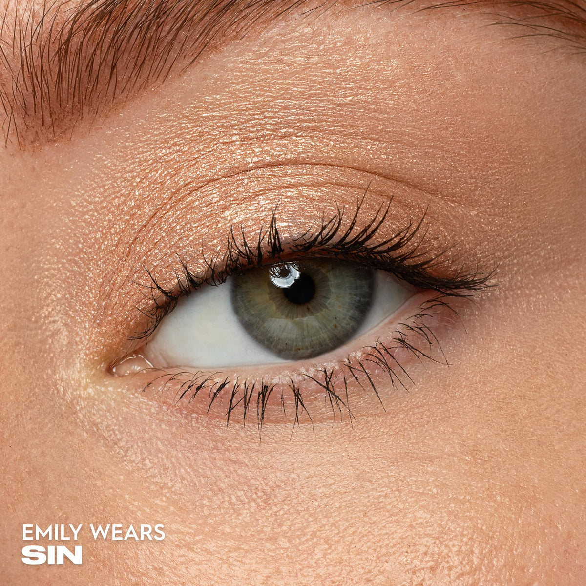 URBAN DECAY sin application with fingertip for maximum shimmer intensity
