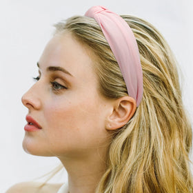 VELSCRUN headband worn during workout to demonstrate non-slip benefit