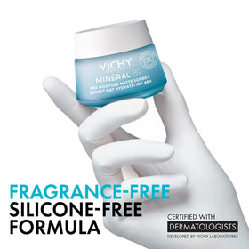 VICHY applying gel on cheek demonstrating quick absorbency and mattifying benefit