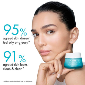 VICHY pump dispensing gel illustrating easy application and hygienic use benefit