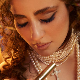 Vivienne Sabó swiped lashes showing blue color, added length and separation benefit