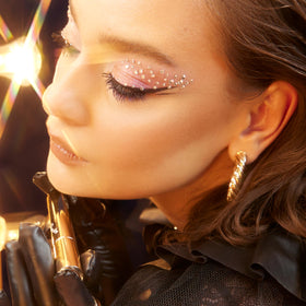 Vivienne Sabó mascara applied on model lashes, visible curl and length