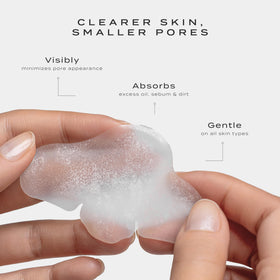 Vue close-up texture of hydrocolloid patch illustrating gentle absorption