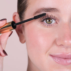 Wander Beauty model applying mascara for an everyday polished look