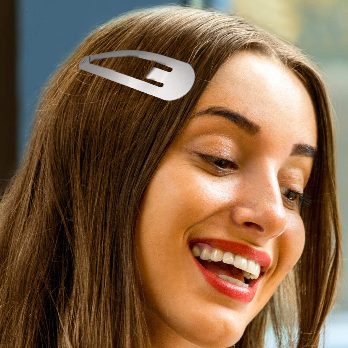 WILLBOND clips sectioning hair during styling showing practical salon-use benefit