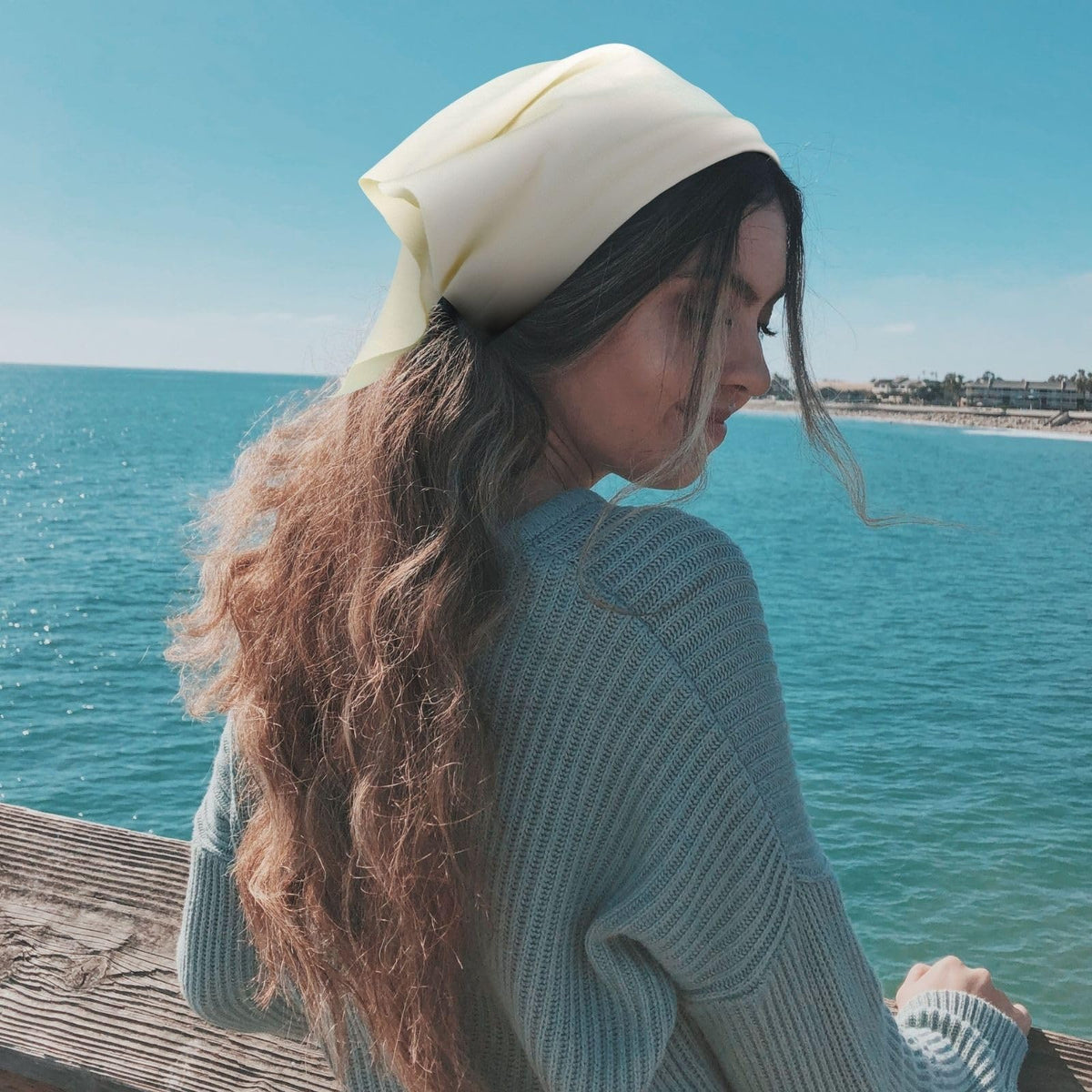 WOVOWOVO model wearing headband outdoors showing non-slip hold during activity benefit