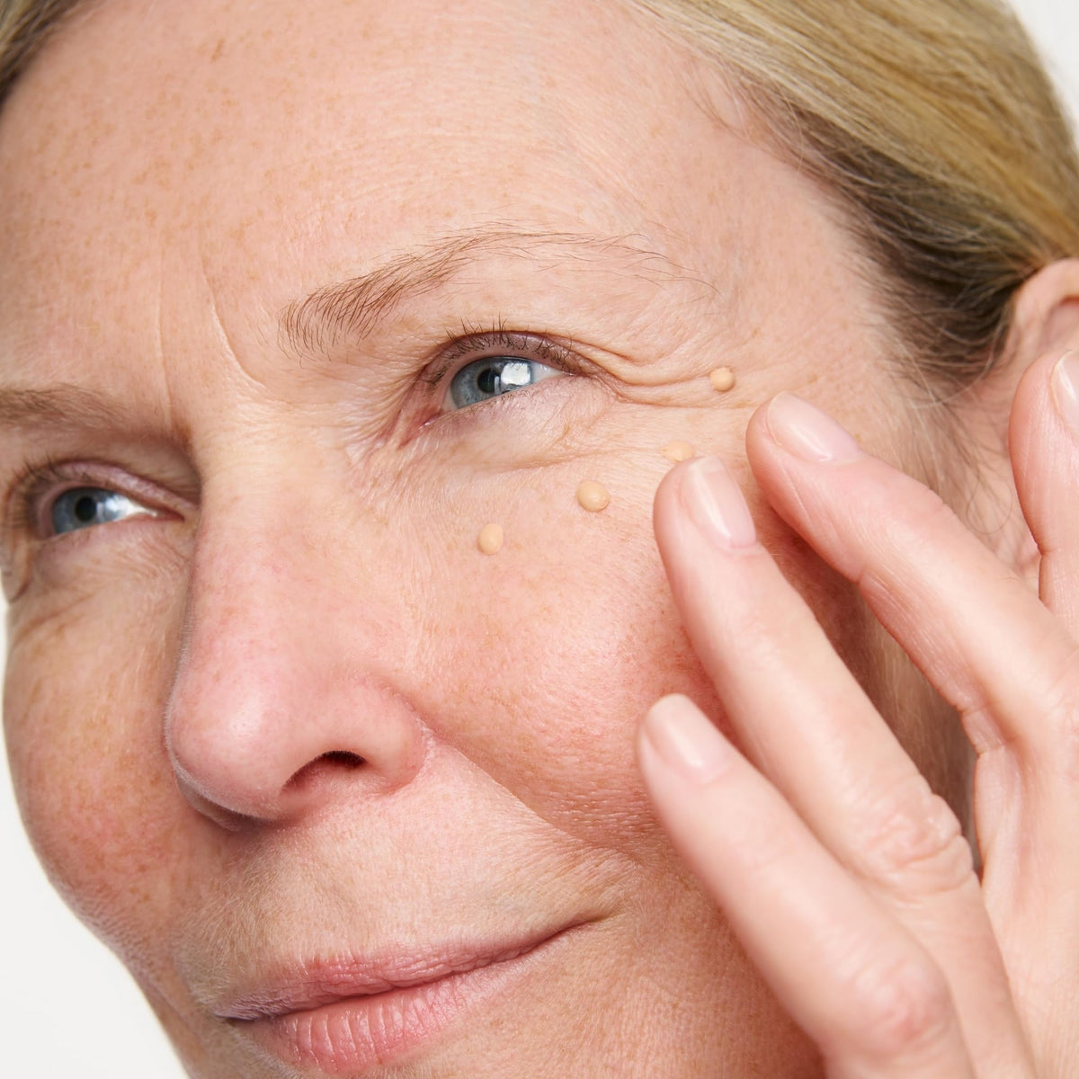 WUNDER2 serum texture on skin illustrating smooth, non-greasy finish
