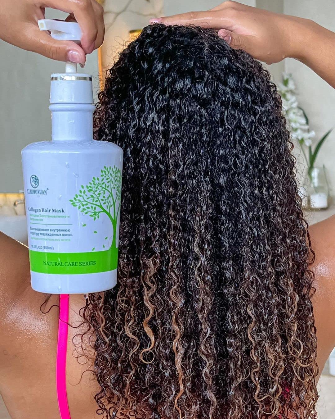 Xiaomoxuan applying mask onto wet hair showing improved detangling and styling prep