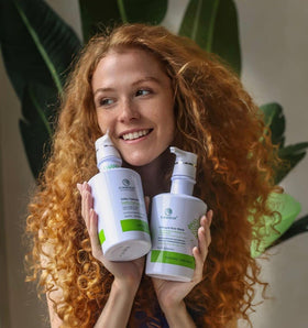 Xiaomoxuan shampoo pouring texture demonstrating gentle lather benefit