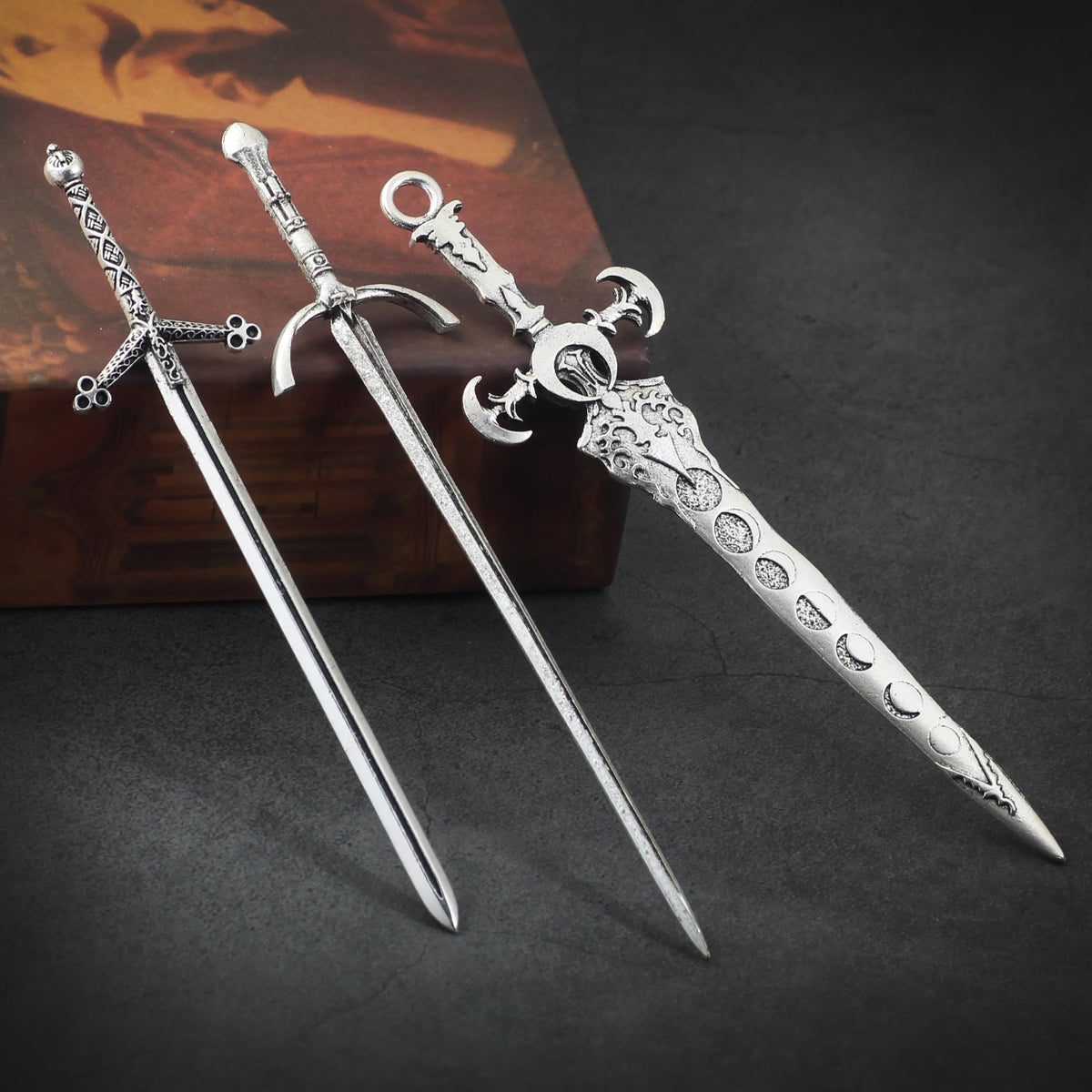 XJYHDY detailed hilt and tang close-up highlights craftsmanship and balance benefit