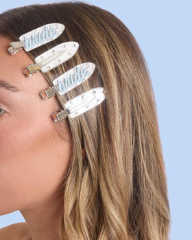 xo, Fetti clips in hand showing compact size and travel-friendly benefit
