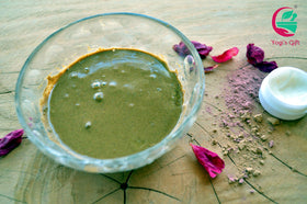 YOGI’S GIFT hands applying Sidr paste to hair demonstrating gentle cleanse benefit