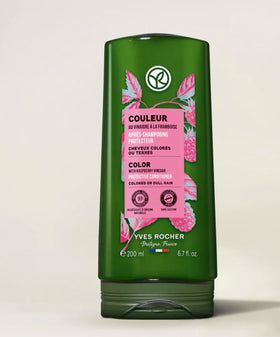 Yves Rocher conditioner cream in hand showing smoothing texture and detangling benefit