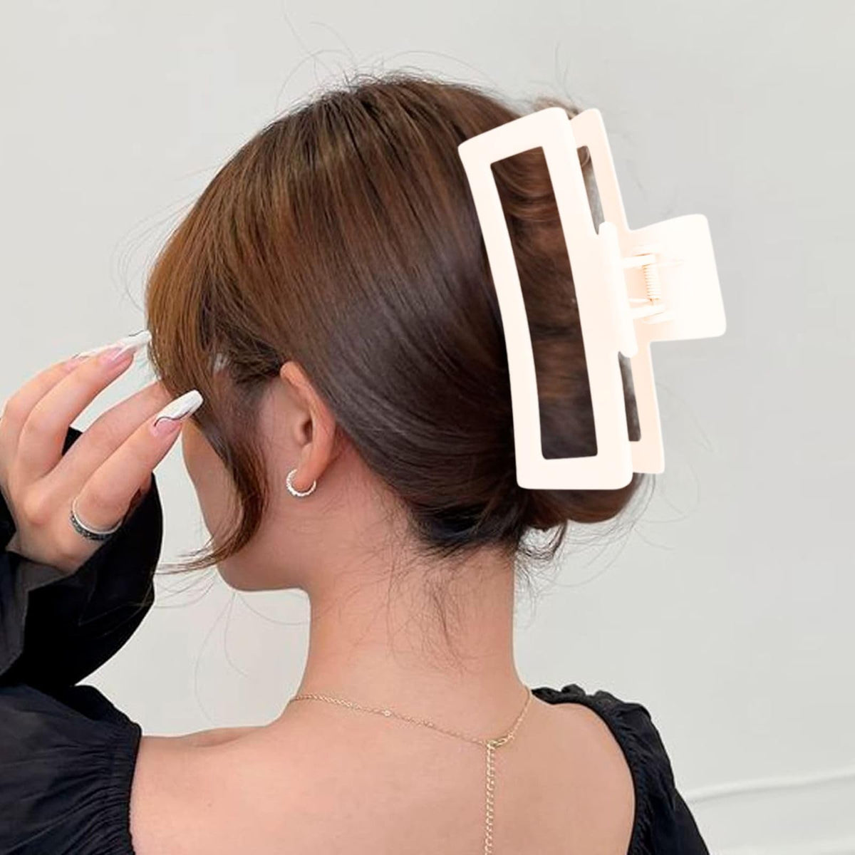 ZYTJ clip held in hand showing 5-inch scale and large capacity